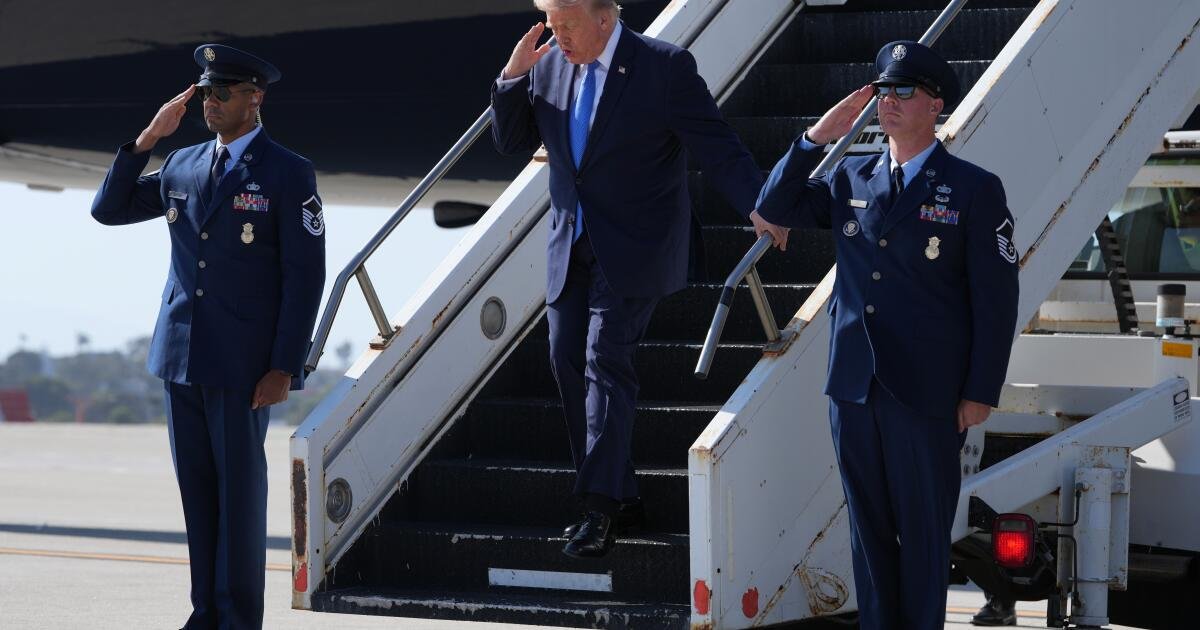 You are currently viewing Trump arrives in Los Angeles for GOP fundraiser. Newsom bemoans ‘overdue’ wildfire relief
