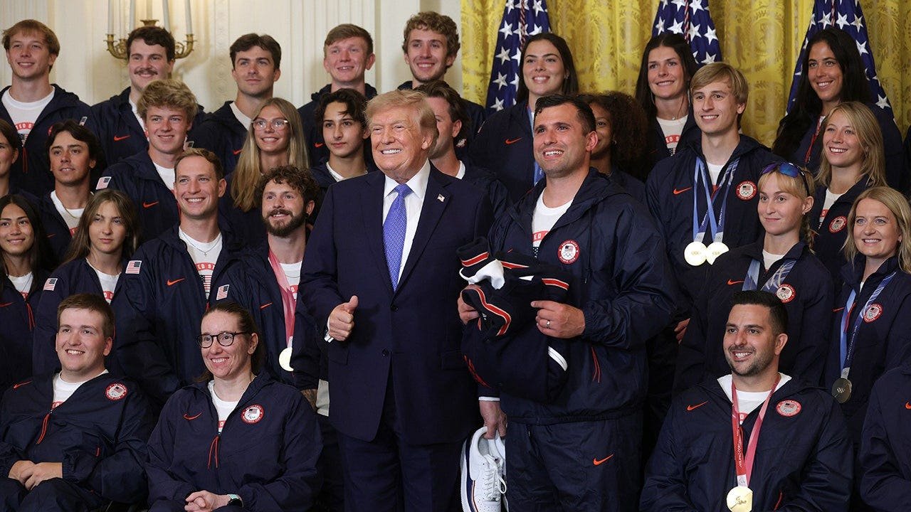 You are currently viewing Trump hosts Team USA Winter Olympians at White House after record gold haul