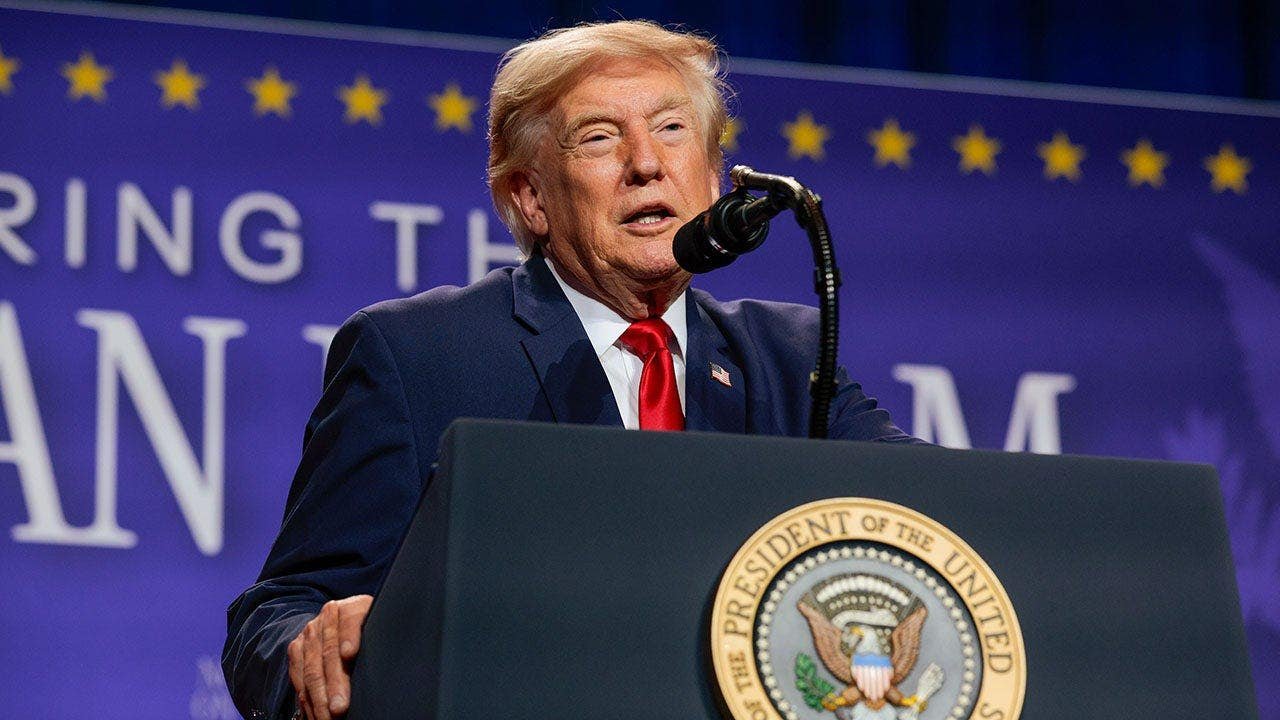 You are currently viewing Trump signs executive order overhauling childhood vaccine schedule