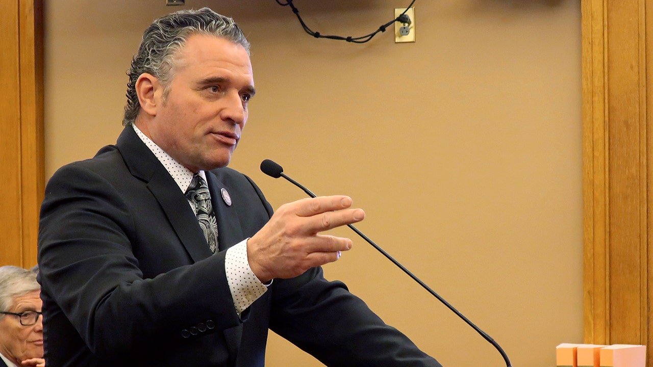 You are currently viewing Kansas governor primary selects GOP candidate seeking to reclaim seat from Dems