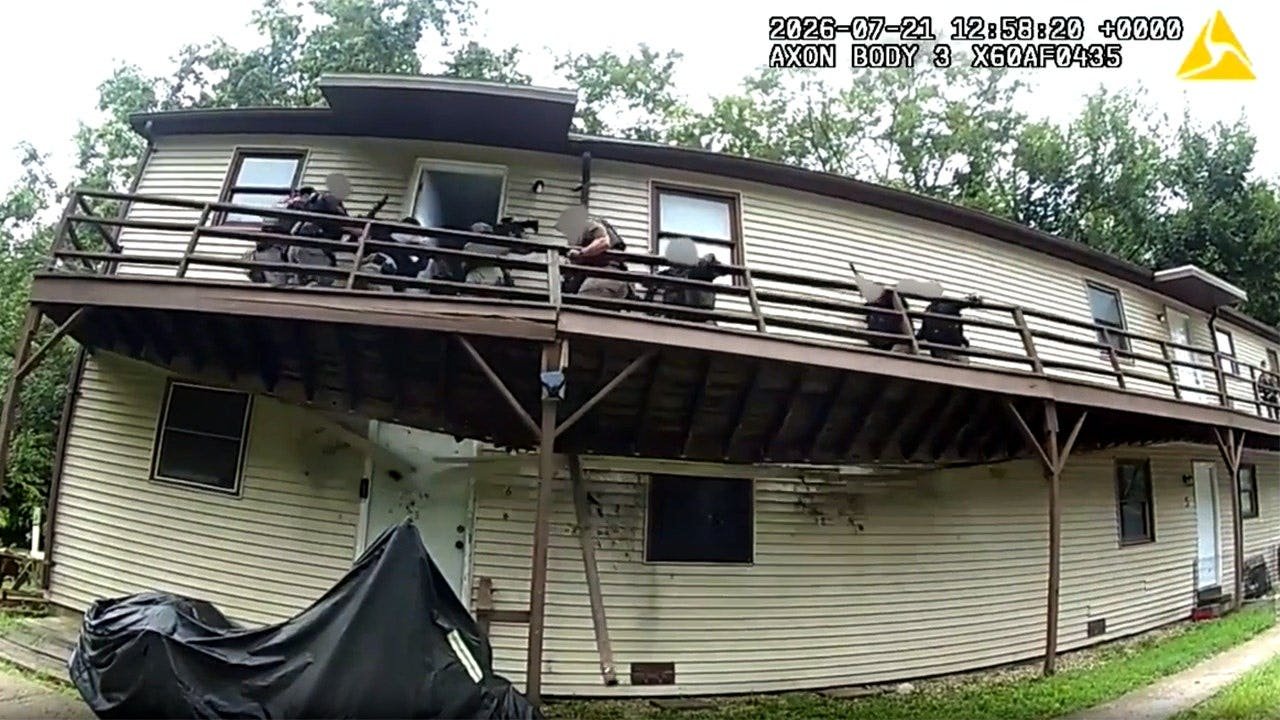 You are currently viewing Deck collapses under US Marshals during Missouri sex offender arrest